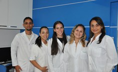 A premiada com parte da equipe de Ecologia química