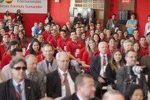 Estudantes e representantes das universidades em Interlagos (Fotos Santander Universidades