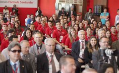 Estudantes e representantes das universidades em Interlagos (Fotos Santander Universidades