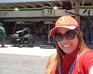 Marthina visitando o boxe da Ferrari em Interlagos