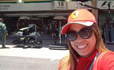 Marthina visitando o boxe da Ferrari em Interlagos