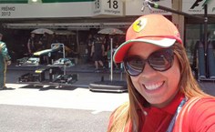 Marthina visitando o boxe da Ferrari em Interlagos