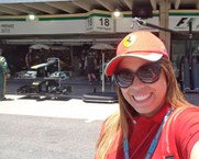 Marthina visitando o boxe da Ferrari em Interlagos