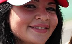 Nathália Duarte usando o boné da Ferrari durante a visita ao boxe