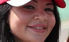 Nathália Duarte usando o boné da Ferrari durante a visita ao boxe