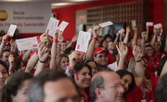 universitários comemorando as bolsas