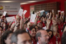 universitários comemorando as bolsas