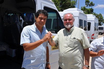 Pedro Nelson entrega veículo ao diretor do Campus Arapiraca, Márcio Aurélio