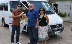 Pedro Nelson entrga van ao coordenador da Unidade de Penedo, Mac-Dawison