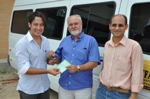 O diretor Ricardo Silva recebeu chaves e documento da van que atenderá o Campus do Sertão
