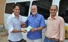 O diretor Ricardo Silva recebeu chaves e documento da van que atenderá o Campus do Sertão