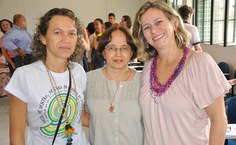 A coordenadora do Nusp (blusa rosa) Suely Nascimento com Inês Marcelino (Recide) e Margarete Pereira (facilitadora)