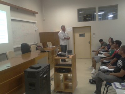 Professor Francisco Rosário conversa com os estudantes