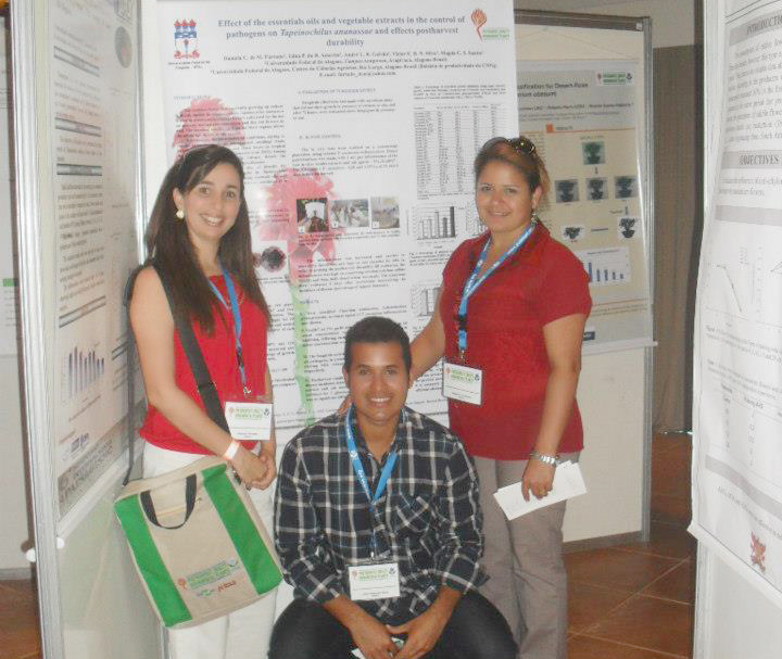 Professora Daniela Cavalcanti de Medeiros Furtado, Victor Buarque do Nascimento Silva e Magda Christyna Souza Santos, durante a apresentação do trabalho premiado