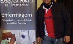 O estudante está aproveitando o intercâmbio