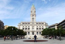 Vinicius em frente à Câmara Municipal de Portugal