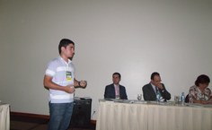 Thiago sendo avaliado em apresentação oral em Florianópolis.