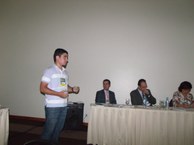 Thiago sendo avaliado em apresentação oral em Florianópolis.