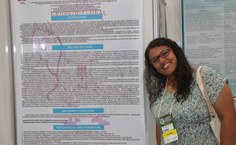 Waldelucy Felix apresentando pôster