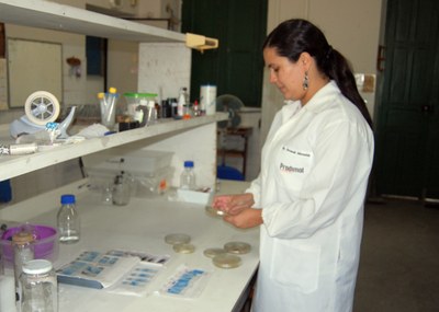 Coordenadora Fernanda Maranhão mostrando fungos estocados para a pesquisa | nothing