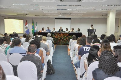 Estudantes e pesquisadores debatem sobre a língua falada e escrita