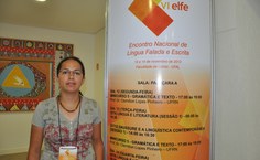 A índia Fábia Pereira estuda a língua do próprio povo