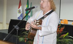 A grande atração cultural da abertura do Elfe foi o cantor Eliezer Setton