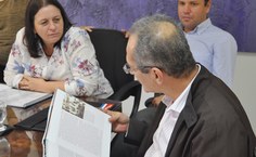 Aldo Rebelo encontra sua foto, ainda estudante, no livro de 50 anos da Ufal