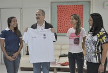 Aldo Rebelo recebe uma camisa da universidade