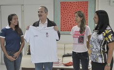 Aldo Rebelo recebe uma camisa da universidade