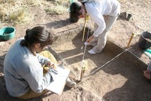 As arqueólogas Danúbia Rodrigues (branco) e Ruth Barboza (azul) coordenam as pesquisas de campo