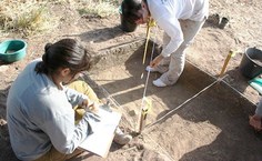 As arqueólogas Danúbia Rodrigues (branco) e Ruth Barboza (azul) coordenam as pesquisas de campo