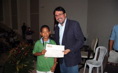 A menção honrosa conquistada pelo aluno Weverton Lopes é prestigiada pelo diretor do Institudo de Matemática, José Carlos Almeida