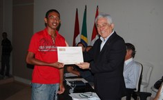 O aluno Indiana Jones da Silva, de Coruripe, recebeu em agosto a medalha de ouro da presidente Dilma Roussef e na Ufal o reitor Eurico Lôbo entrega a segunda premiação
