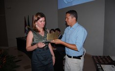 Secretária de eduação do município Coité do Noia, Renata Porto, recebe troféu pelas duas medalhas de ouro conquistadas