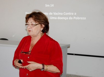 A pesquisadora Miriam Tendler, criadora da primeira vacina contra a esquistossomose, ministra palestra da Universidade Federal de Alagoas