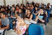 Estudantes de Química e de Biologia acompanham atentamente a palestra sobre a vacina Sm14