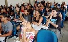 Estudantes de Química e de Biologia acompanham atentamente a palestra sobre a vacina Sm14