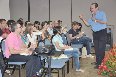 Alunos e pesquisadores discutem uso de catalisadores em reações químicas | nothing