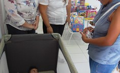 Mães deixam seus filhos sob os cuidados dos integrantes do projeto durante audiências no Emaj