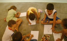 Crianças participam de oficina