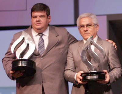 Professor Pierre Escodro e o reitor Eurico Lôbo ao receberem o troféu