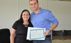 Vice-reitora Rachel Rocha e o estudante André Coelho