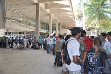 No início da tarde os estudantes fizeram fila para entrar no auditório