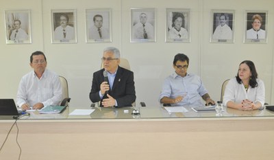 Presidente do Consuni, Eurico Lôbo conduziu o debate com Antônio Passos e Gustavo Balduíno