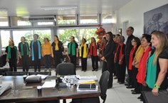 Apos apresentação, coral visita o gabinete do reitor Eurico Lôbo