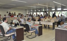 Conselheiros atentos à explanação dos debatedores