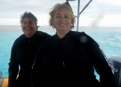 Professores Mônica Dorigo e Hilda Helena em um dos mergulhos realizado  em julho deste ano, após o 12 Simpósio Internacional de Recifes de Corais realizado em Cairns, Austrália. O local deste recife da foto é a ilha Heron que sedia uma estação de pesquisa