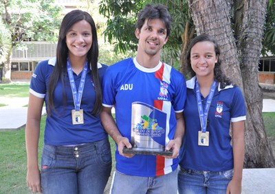 Deisiane Barbosa, Tiago Caldas e Isabelle Martins comemoram a vitória no Campeonato Universitário Beach Games 2012