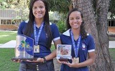 A atleta Deisiane Barbosa, o treinador Tiago Caldas e a jogadora Isabelle Martins comemoram a vitória no Campeonato Universitário Beach Games 2012